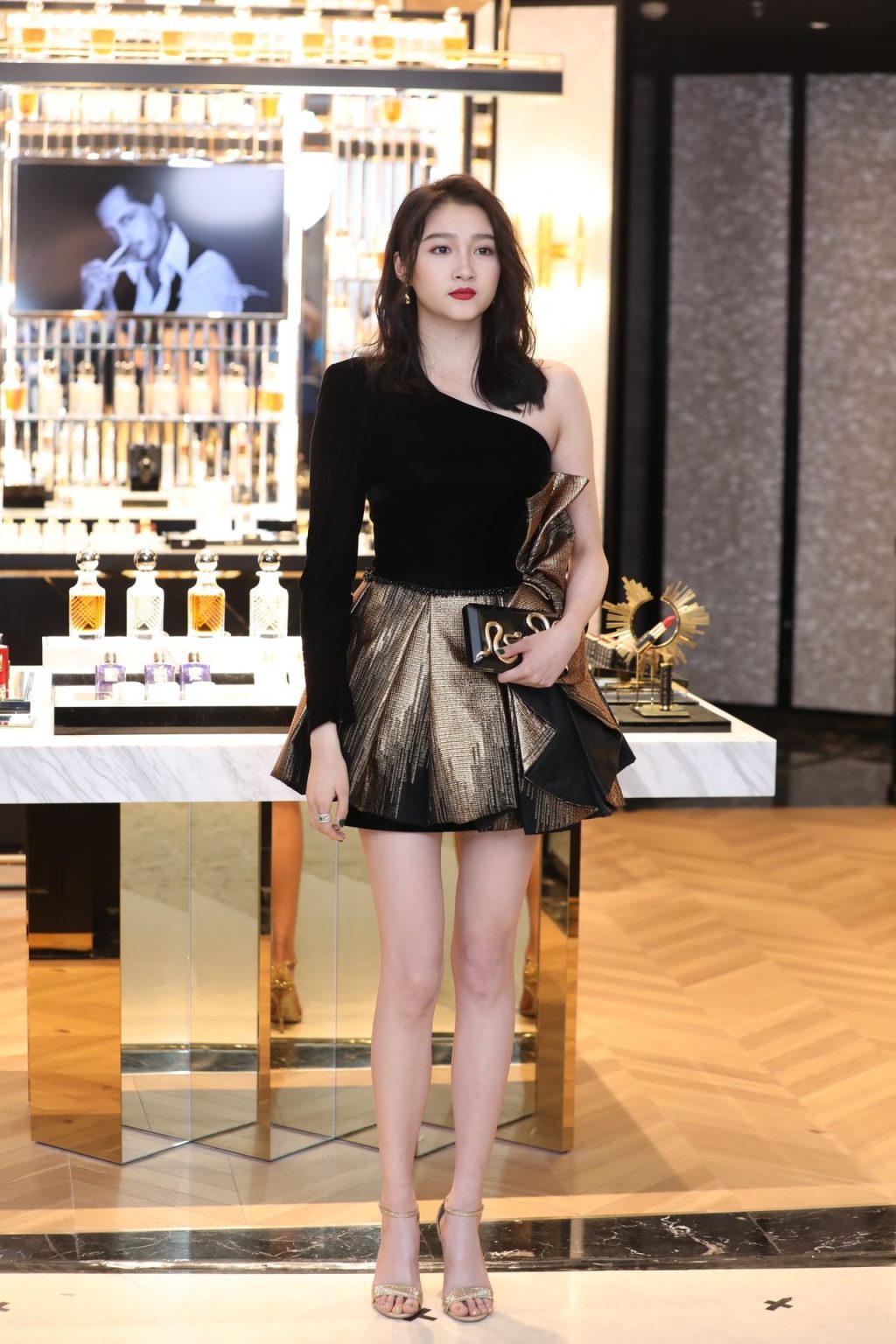 Guan Xiaotong Shows Off Her Slender Legs in Shanghai (19 Photos)