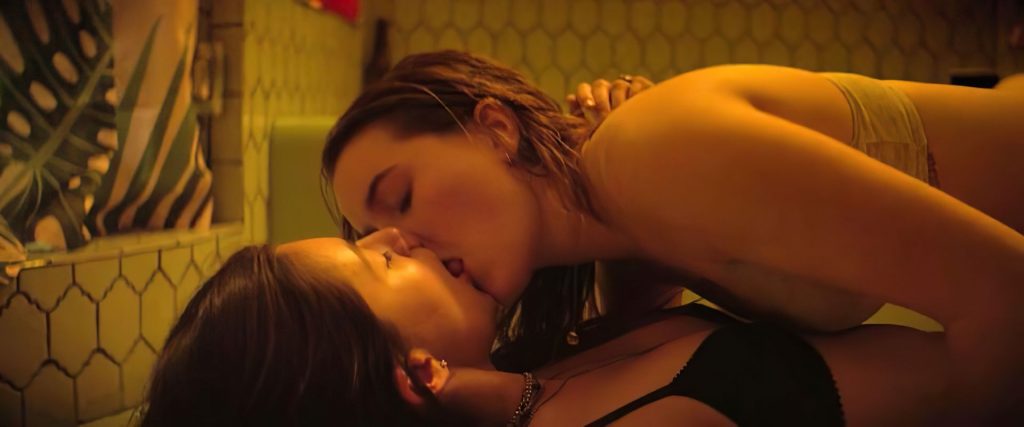 Kaitlyn Dever &amp; Diana Silvers Sexy Lesbian Scenes – Booksmart (4 Pics + GIF &amp; Video)