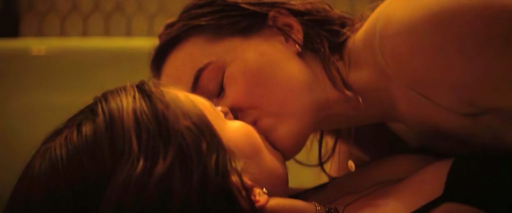 Kaitlyn Dever &amp; Diana Silvers Sexy Lesbian Scenes – Booksmart (4 Pics + GIF &amp; Video)