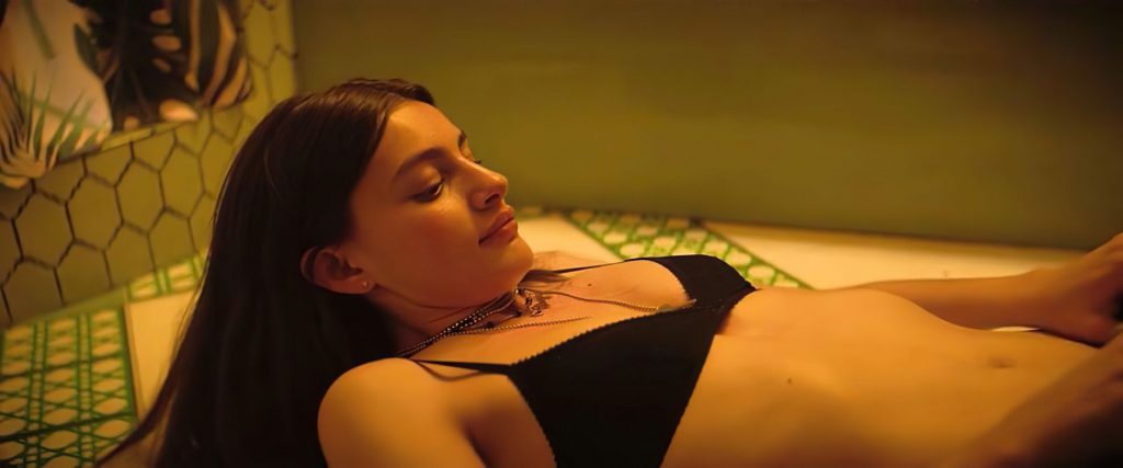 Kaitlyn Dever &amp; Diana Silvers Sexy Lesbian Scenes – Booksmart (4 Pics + GIF &amp; Video)