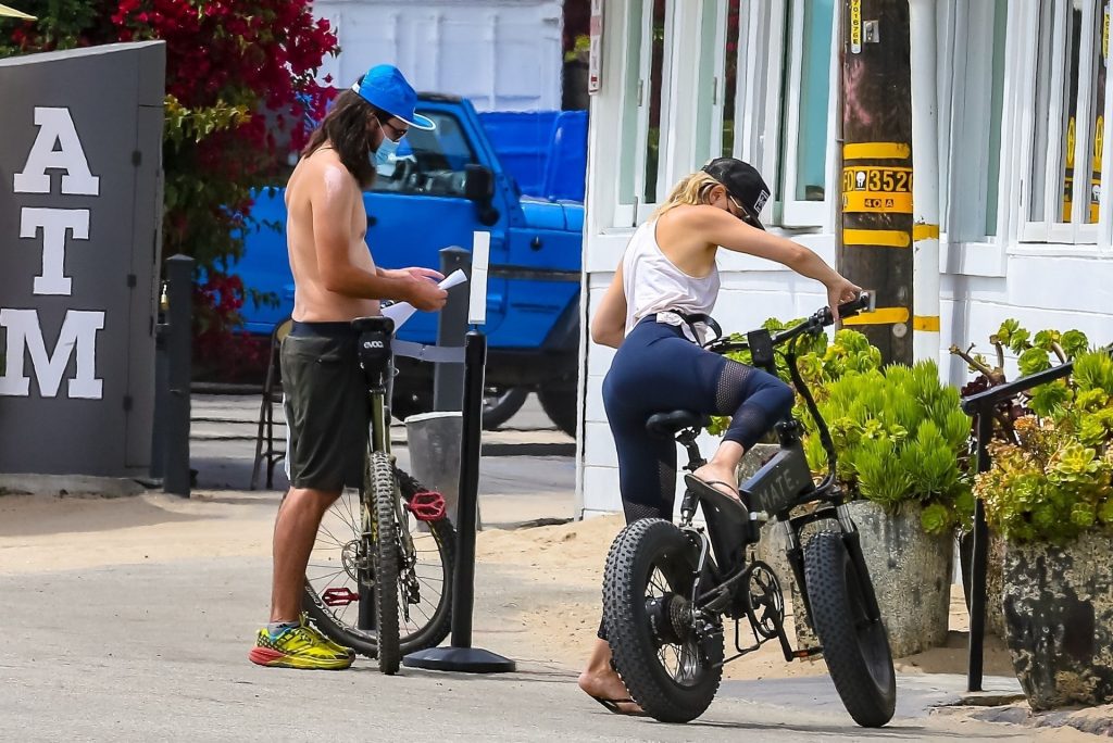 Kate Hudson Shows Her Pokies While Riding a Bike in Malibu (41 Photos)