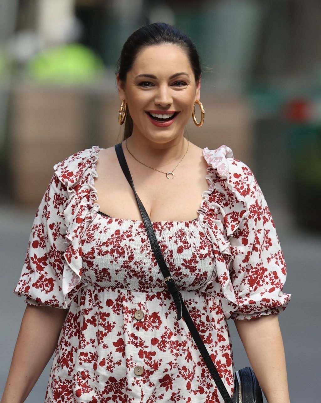 Sexy Kelly Brook Shows Off Her Cleavage in London (41 Photos)