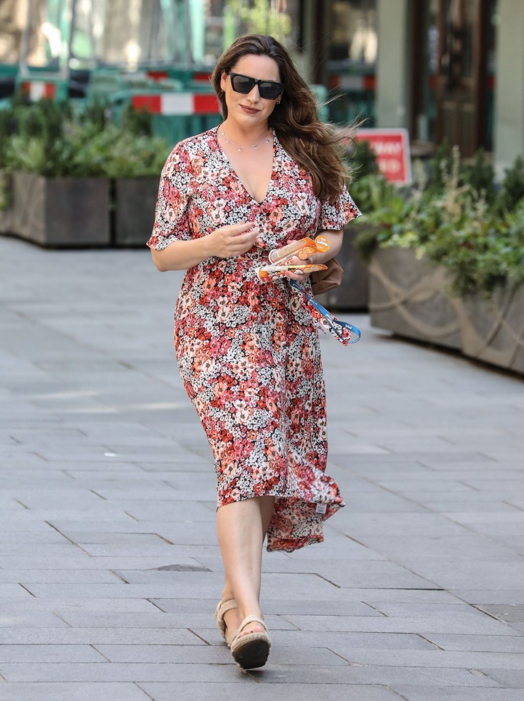 Kelly Brook Hides Her Sexy Boobs From The Paparazzi (49 Photos)