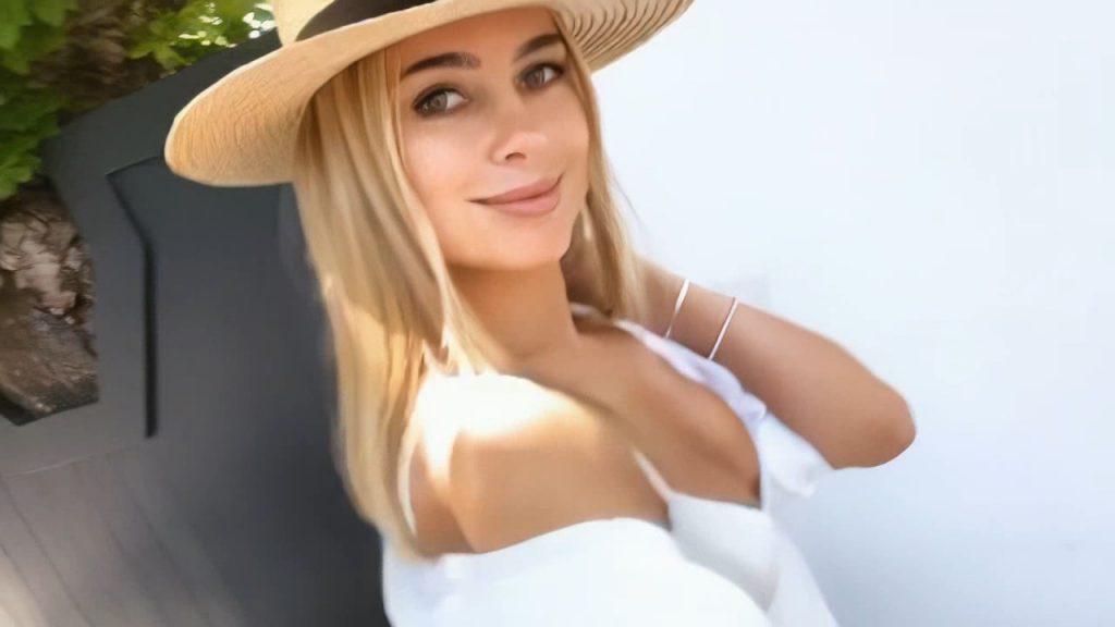 Kimberley Garner Is Seen In Hyde Park Drinking Champagne With Her Friends (27 Photos + Video)