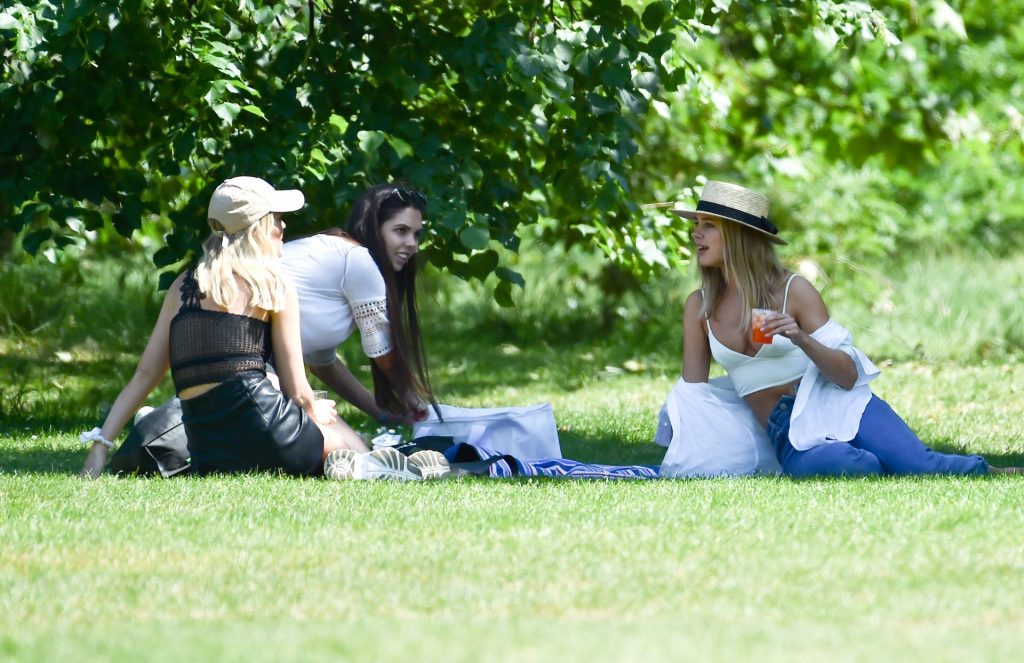 Kimberley Garner Is Seen In Hyde Park Drinking Champagne With Her Friends (27 Photos + Video)