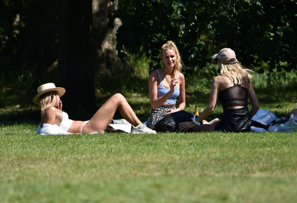 Kimberley Garner Is Seen In Hyde Park Drinking Champagne With Her Friends (27 Photos + Video)