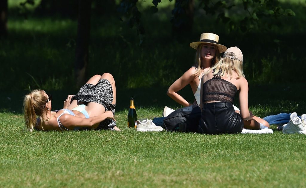 Kimberley Garner Is Seen In Hyde Park Drinking Champagne With Her Friends (27 Photos + Video)