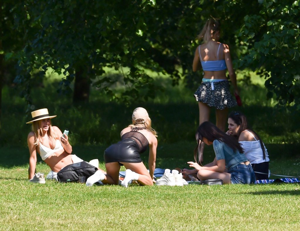 Kimberley Garner Is Seen In Hyde Park Drinking Champagne With Her Friends (27 Photos + Video)