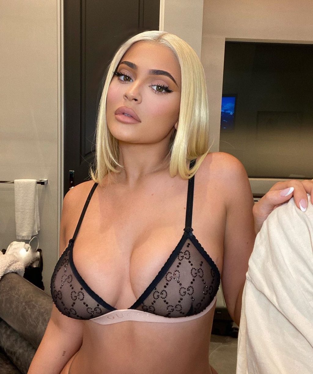 Kylie Jenner Sexy (6 New Photos + GIF)