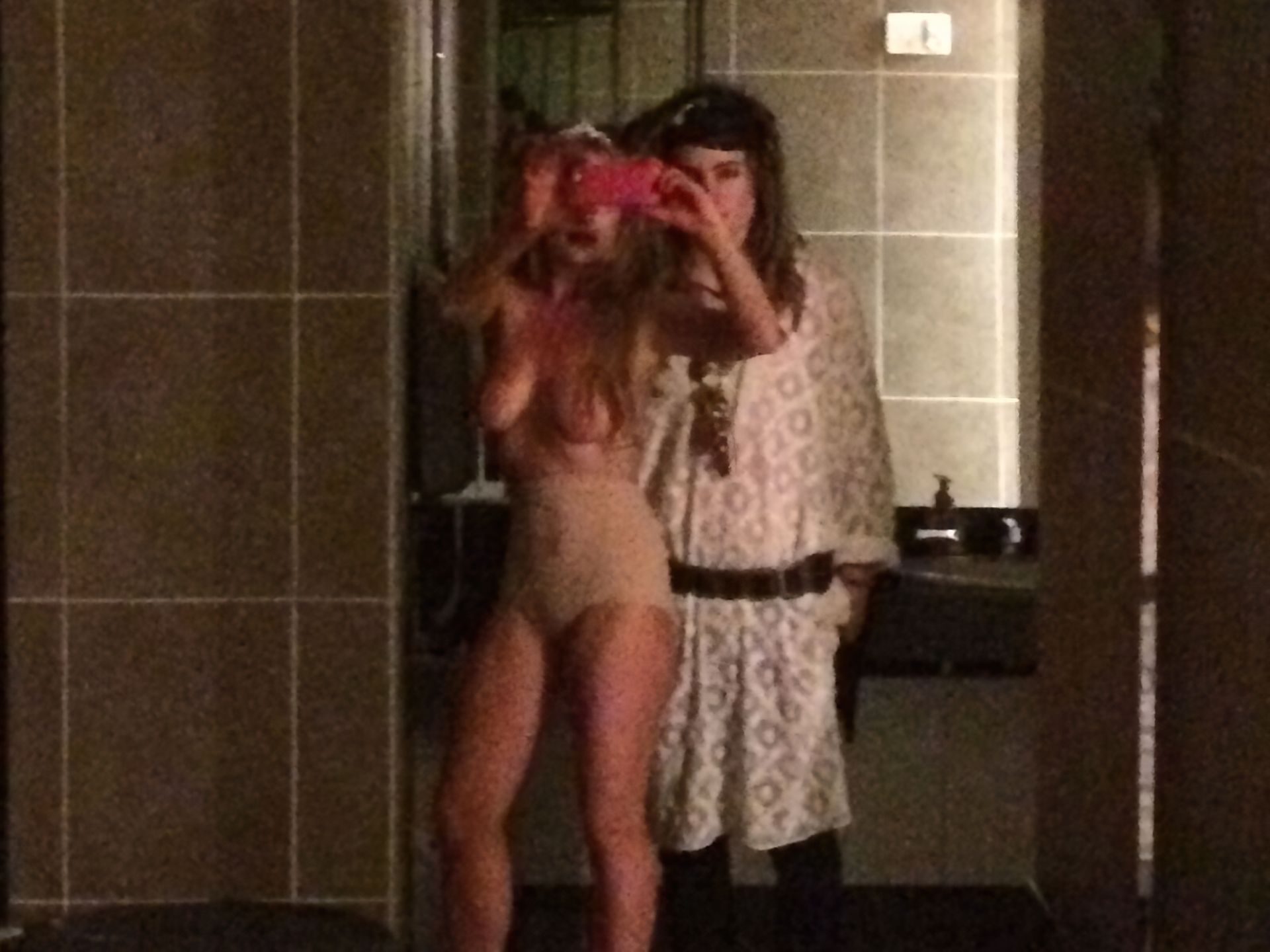 Lindsay lohan goes nude for photo, gets slammed by fans