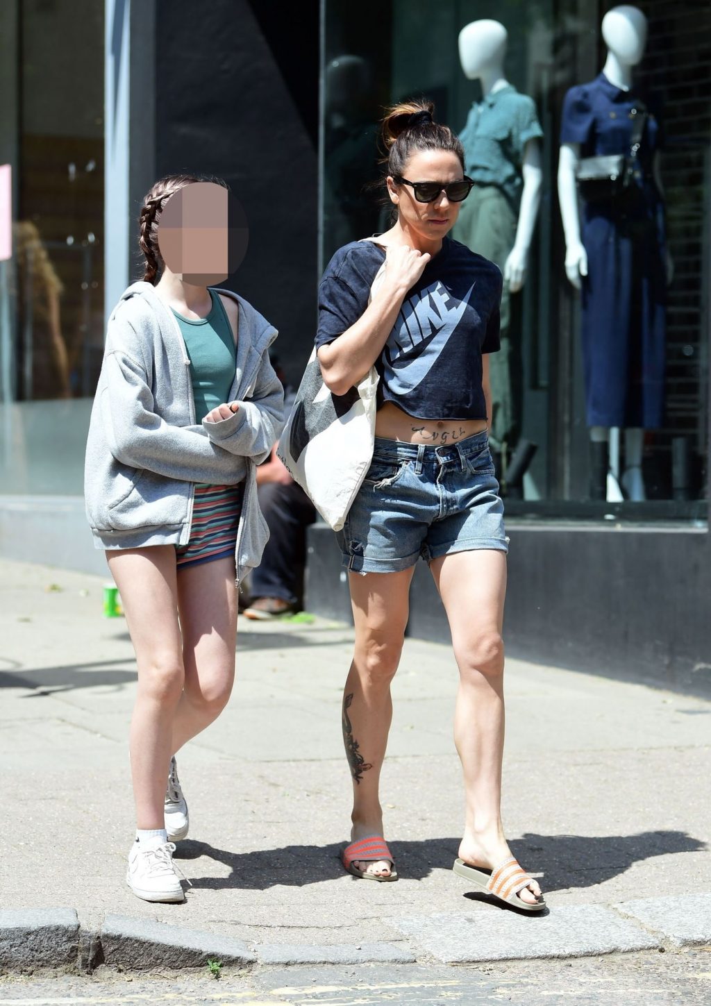 Melanie C Shows Off her Abs in North London (24 Photos)