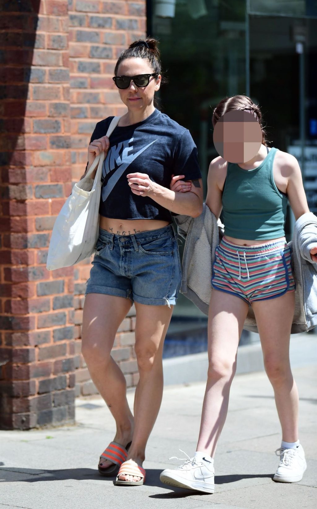Melanie C Shows Off her Abs in North London (24 Photos)