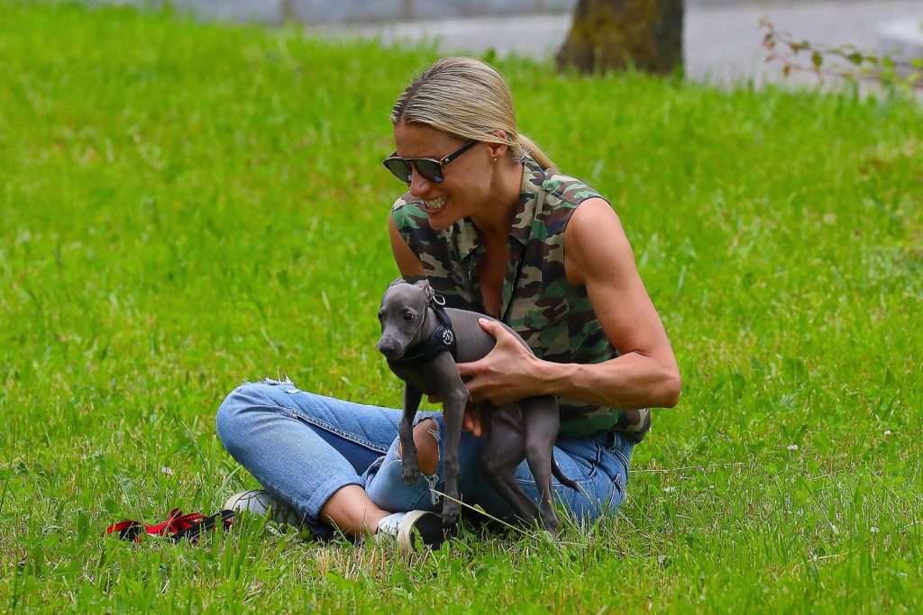 Sexy Michelle Hunziker Plays with Her Dogs in The Park (16 Photos)