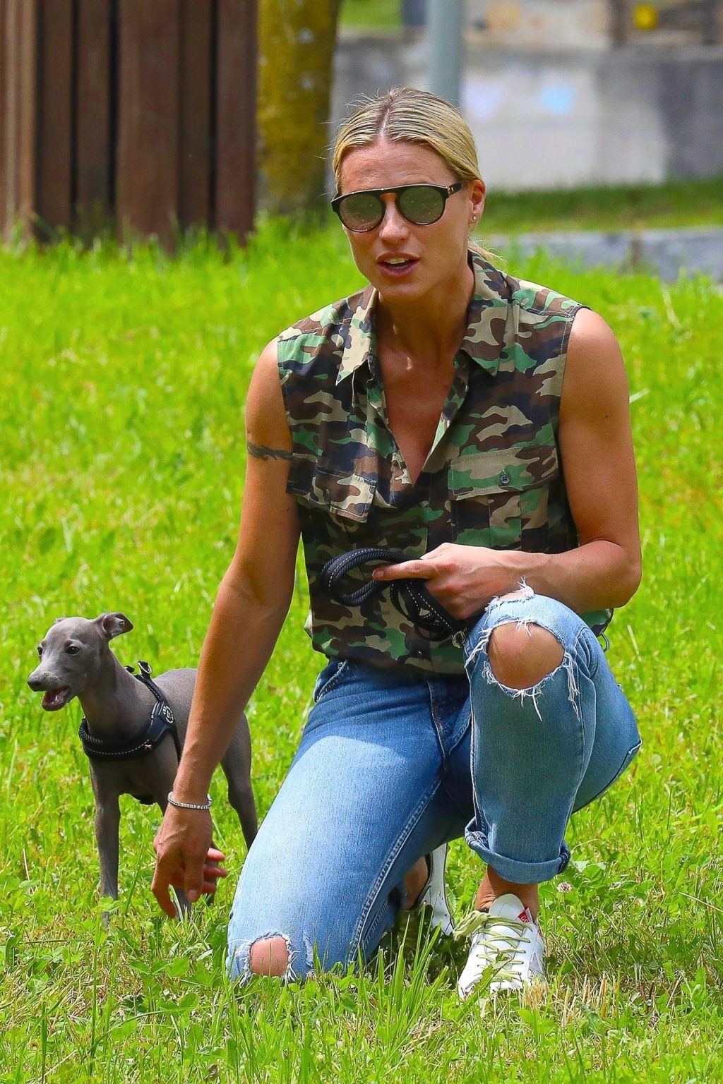 Sexy Michelle Hunziker Plays with Her Dogs in The Park (16 Photos)