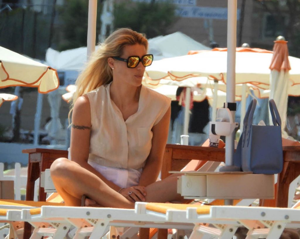 Sexy Michelle Hunziker Enjoys One Day on the Beach (32 Photos)