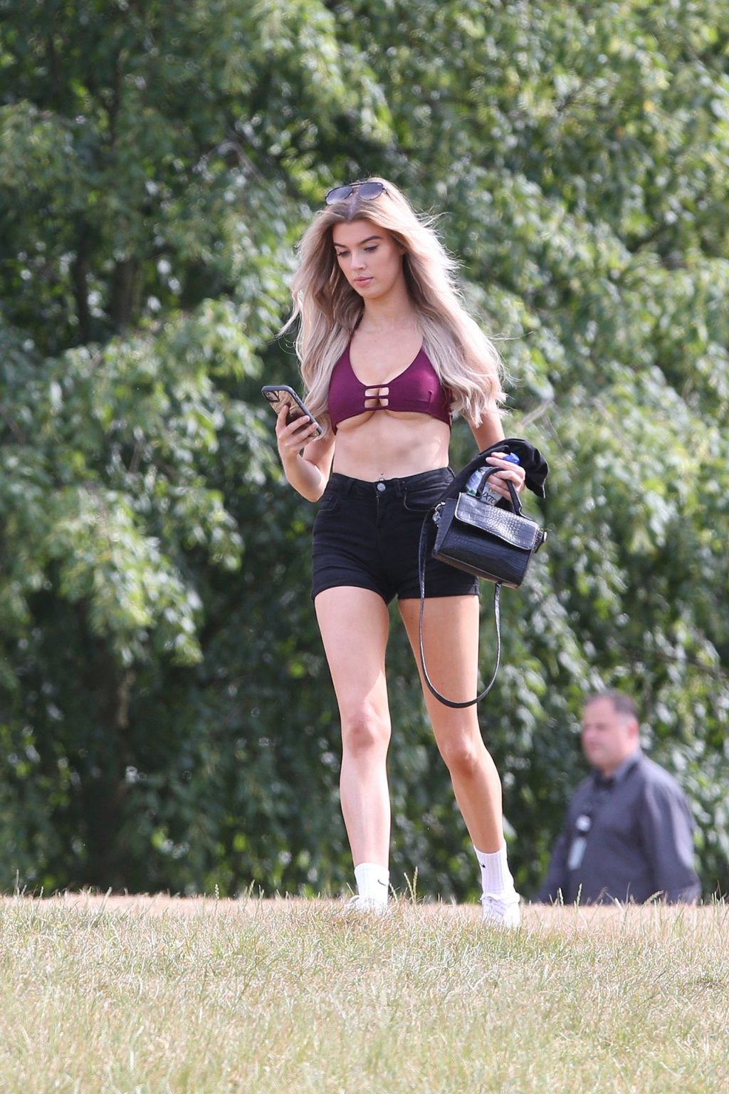 Nicole O’Brien Shows Off Her Tits in a Park (43 Photos)