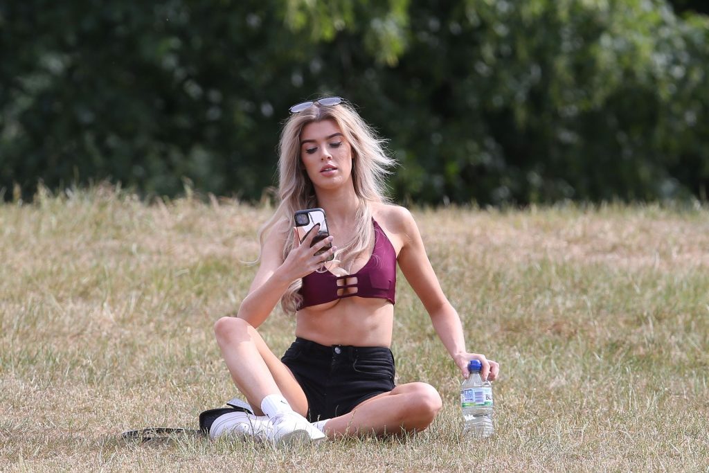 Nicole O’Brien Shows Off Her Tits in a Park (43 Photos)