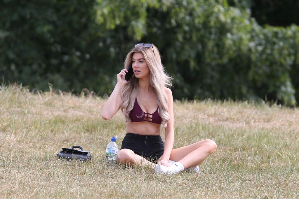Nicole O’Brien Shows Off Her Tits in a Park (43 Photos)