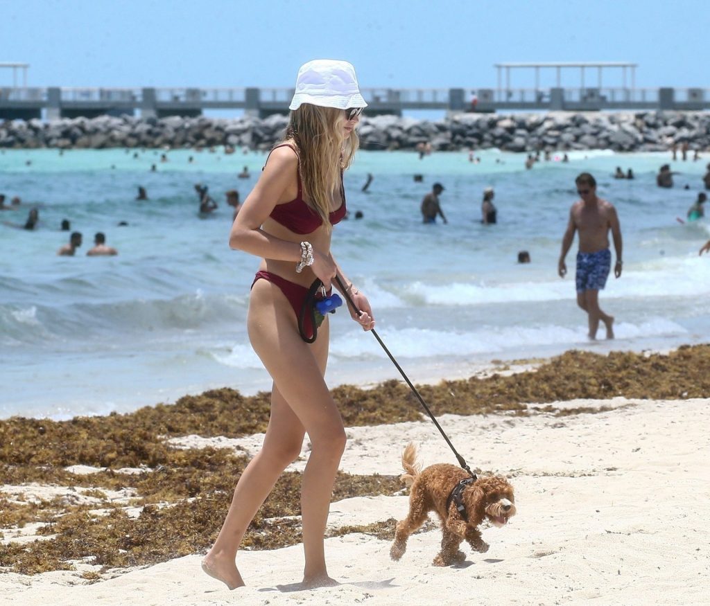 Roosmarijn de Kok Cools off at the Beach with Her Beau (34 Photos)
