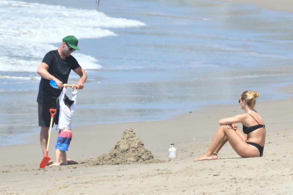 Rosie Huntington-Whiteley &amp; Jason Statham Enjoy a Day on the Beach (70 Photos)
