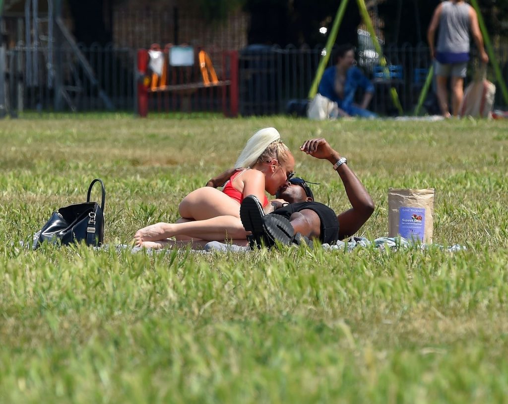 Stefan Pierre Tomlin Packs on PDA in a Park with Sarah Jane Banahan (64 Photos)