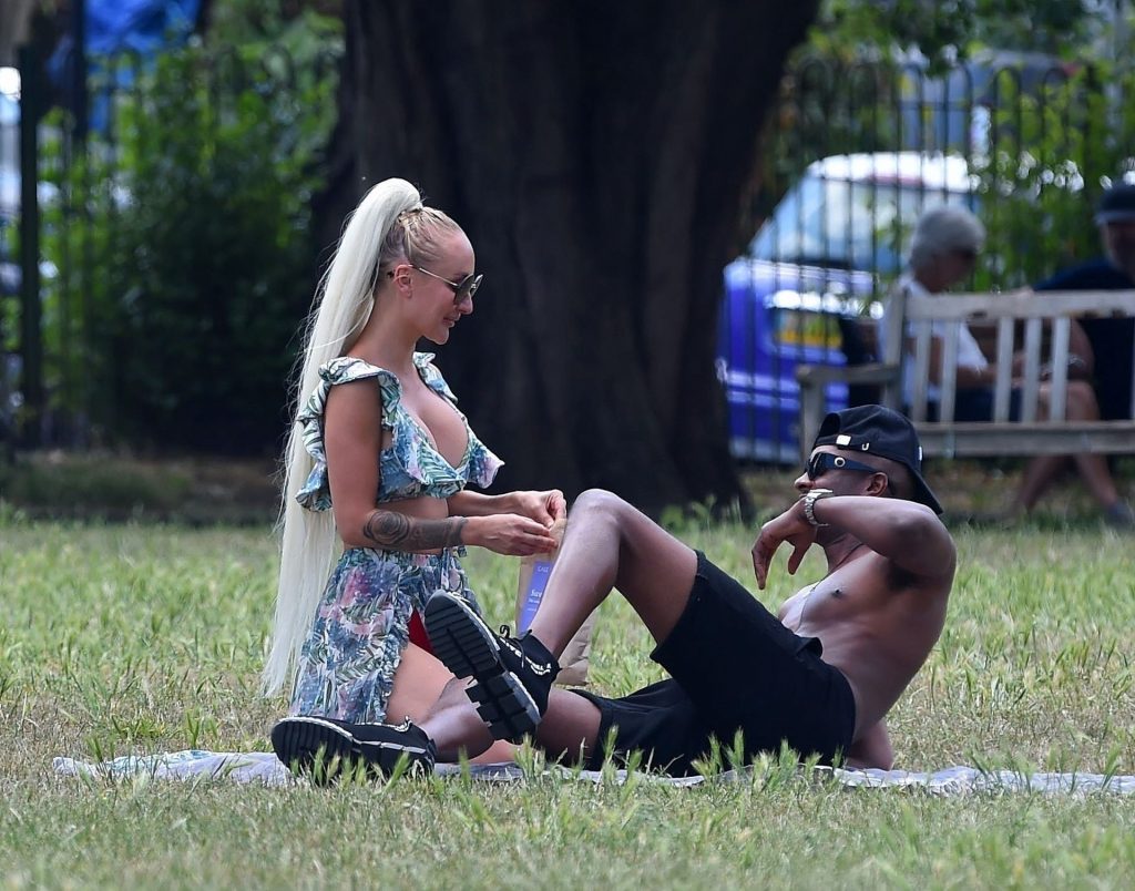 Stefan Pierre Tomlin Packs on PDA in a Park with Sarah Jane Banahan (64 Photos)