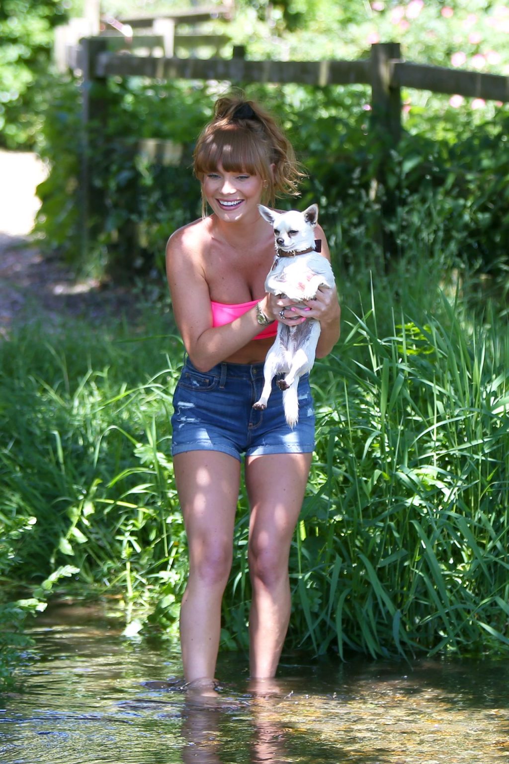 Summer Monteys-Fullam and Cookie Go For a Sunny Stroll (25 Photos)