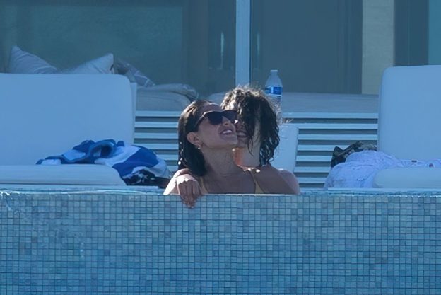 Timothee Chalamet And Eiza Gonzalez Turn Up The Heat During Very Steamy Pda Session In Their Pool 2912