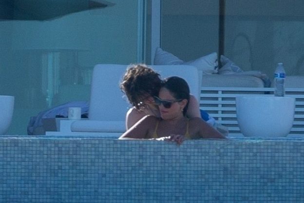 Timothee Chalamet And Eiza Gonzalez Turn Up The Heat During Very Steamy Pda Session In Their Pool 0629