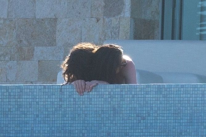 Eiza Gonzalez and Timothée Chalamet heat up the tub during a VERY steamy en...