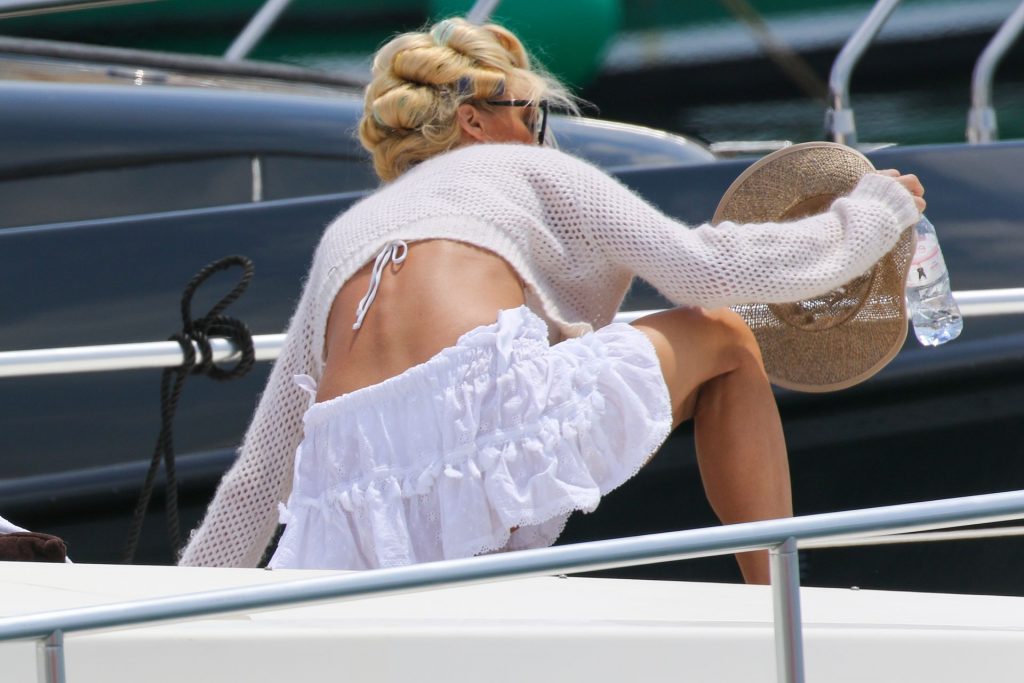 Victoria Silvstedt Is Relaxing on Yacht in Saint Tropez (34 Photos)