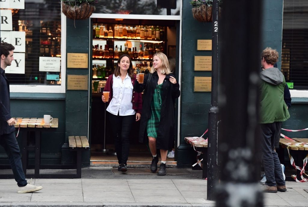 Alice Eve Is Pictured Enjoying Drinks on the Pavement with a Friend in London (106 Photos)