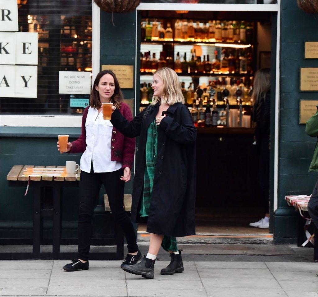 Alice Eve Is Pictured Enjoying Drinks on the Pavement with a Friend in London (106 Photos)