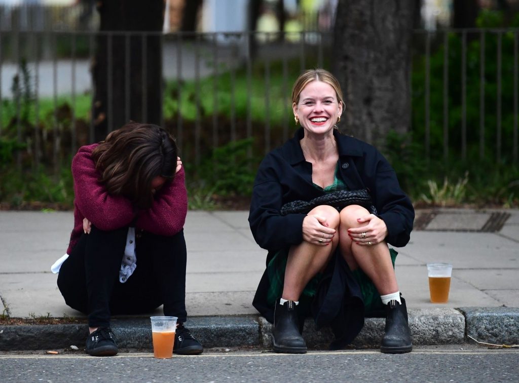 Alice Eve Is Pictured Enjoying Drinks on the Pavement with a Friend in London (106 Photos)