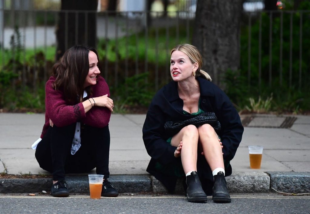 Alice Eve Is Pictured Enjoying Drinks on the Pavement with a Friend in London (106 Photos)