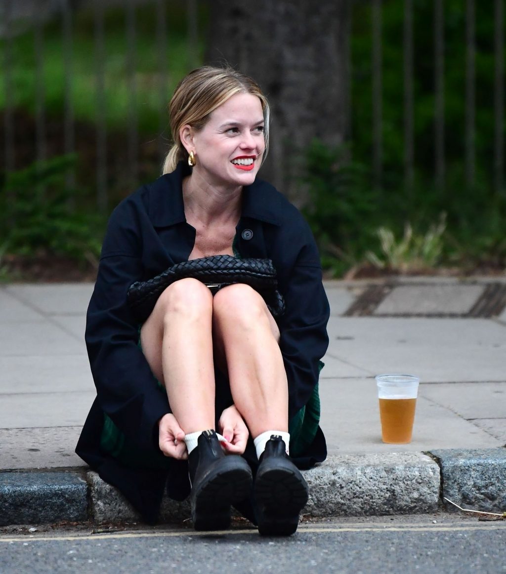 Alice Eve Is Pictured Enjoying Drinks on the Pavement with a Friend in London (106 Photos)