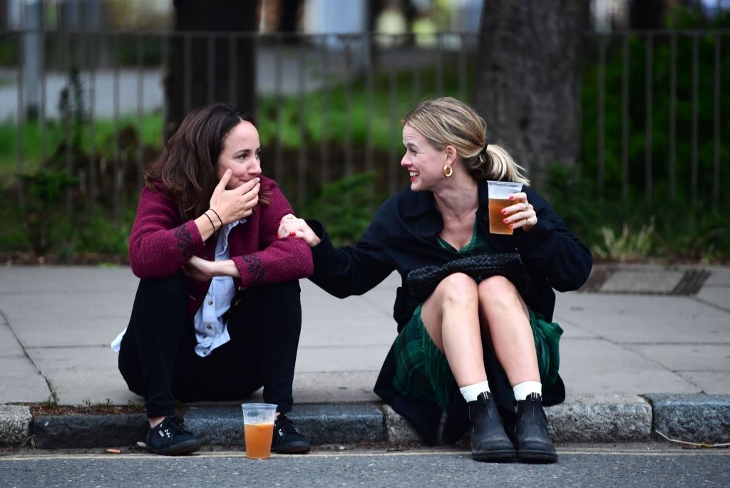 Alice Eve Is Pictured Enjoying Drinks on the Pavement with a Friend in London (106 Photos)