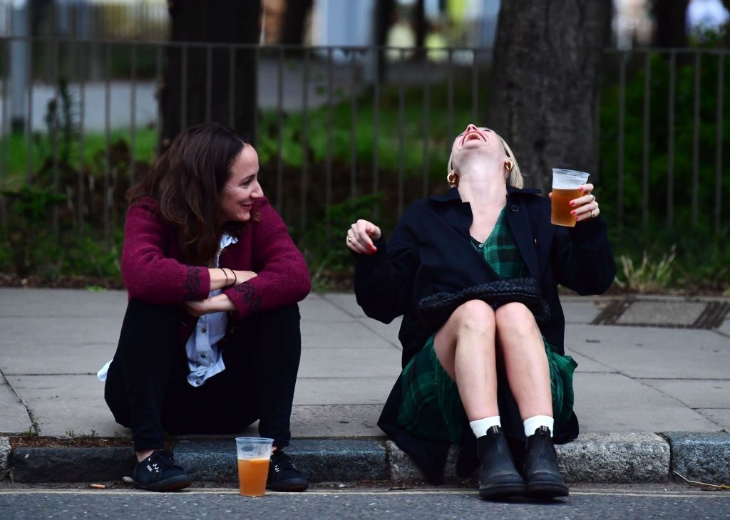 Alice Eve Is Pictured Enjoying Drinks on the Pavement with a Friend in London (106 Photos)