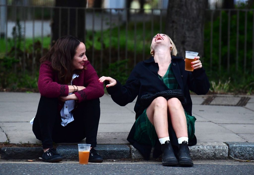 Alice Eve Is Pictured Enjoying Drinks on the Pavement with a Friend in London (106 Photos)