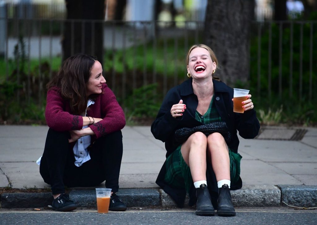 Alice Eve Is Pictured Enjoying Drinks on the Pavement with a Friend in London (106 Photos)