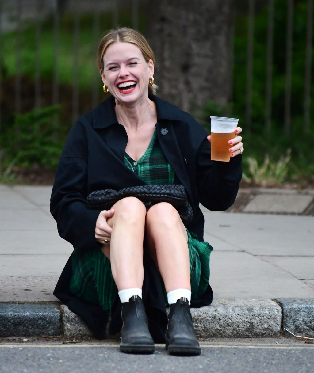 Alice Eve Is Pictured Enjoying Drinks on the Pavement with a Friend in London (106 Photos)