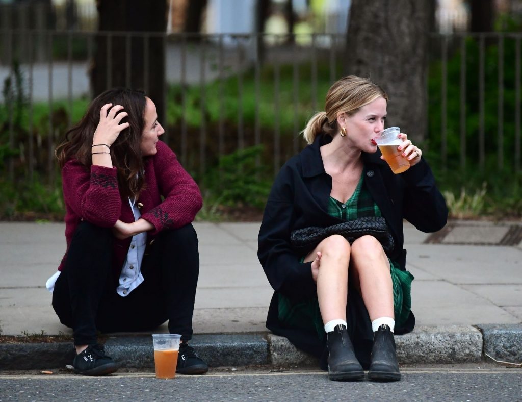 Alice Eve Is Pictured Enjoying Drinks on the Pavement with a Friend in London (106 Photos)