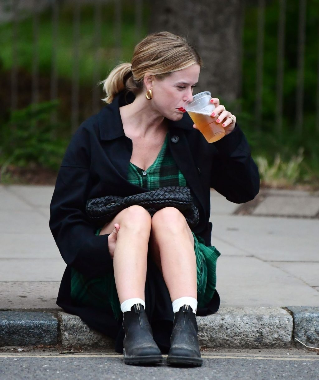 Alice Eve Is Pictured Enjoying Drinks on the Pavement with a Friend in London (106 Photos)