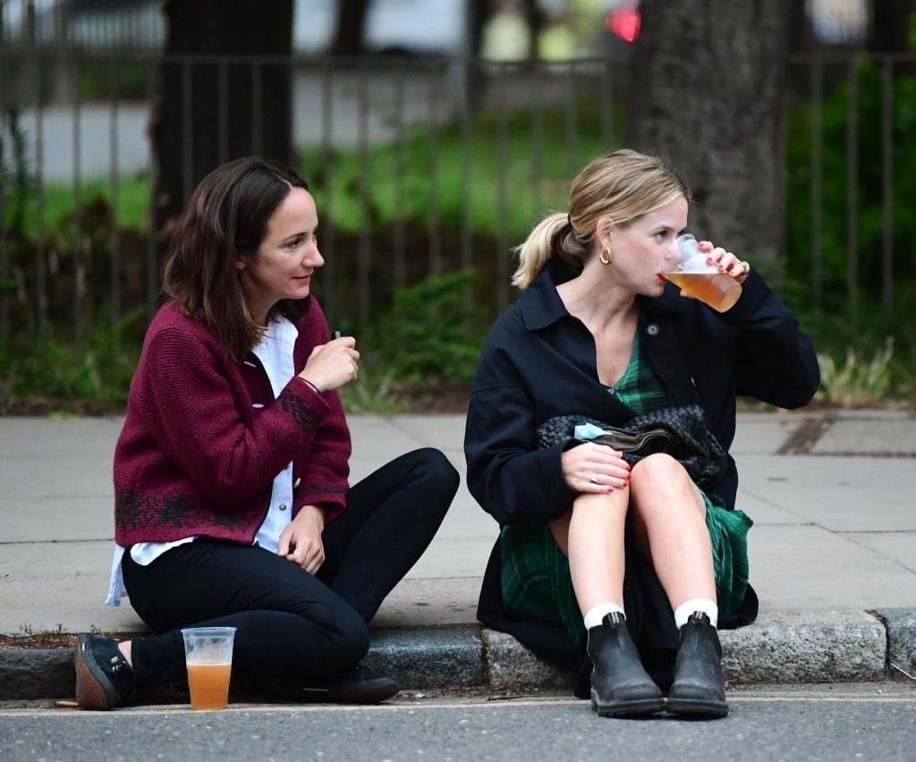 Alice Eve Is Pictured Enjoying Drinks on the Pavement with a Friend in London (106 Photos)