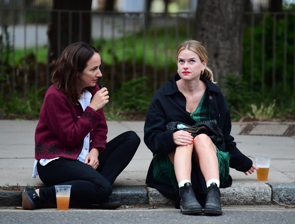 Alice Eve Is Pictured Enjoying Drinks on the Pavement with a Friend in London (106 Photos)