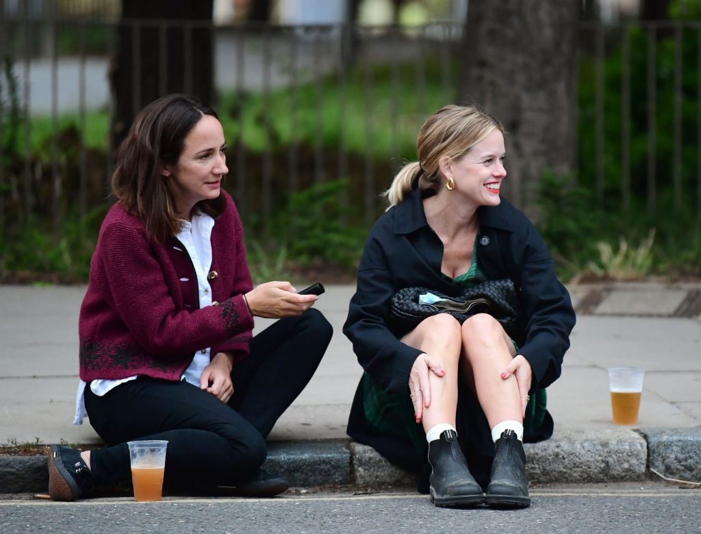 Alice Eve Is Pictured Enjoying Drinks on the Pavement with a Friend in London (106 Photos)