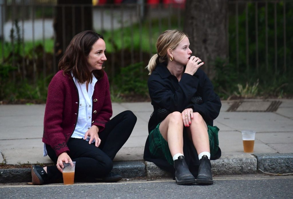 Alice Eve Is Pictured Enjoying Drinks on the Pavement with a Friend in London (106 Photos)