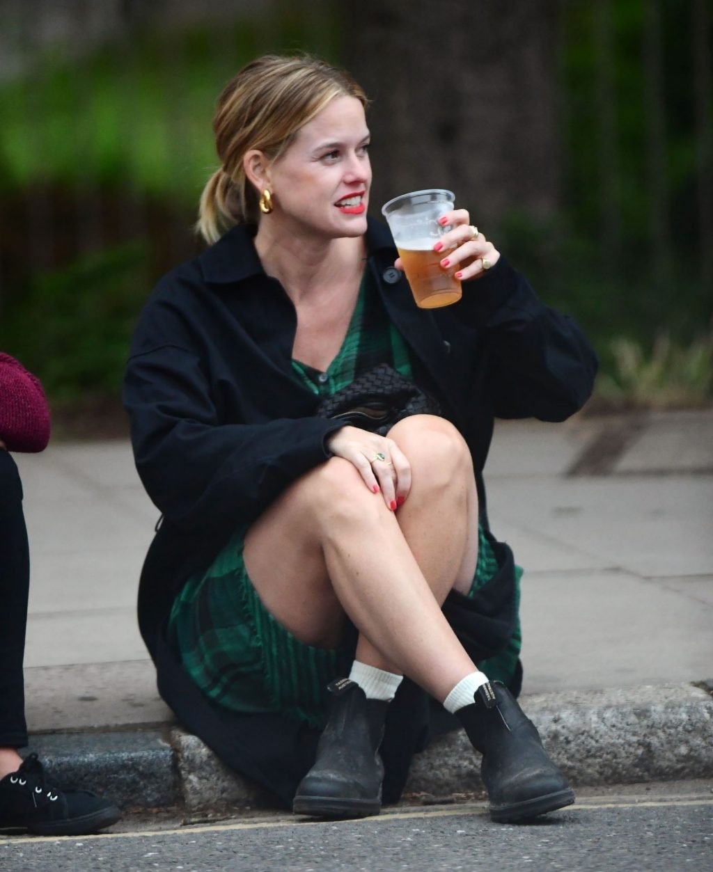 Alice Eve Is Pictured Enjoying Drinks on the Pavement with a Friend in London (106 Photos)