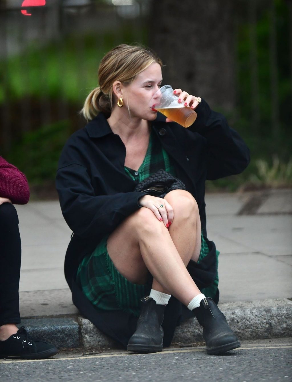 Alice Eve Is Pictured Enjoying Drinks on the Pavement with a Friend in London (106 Photos)