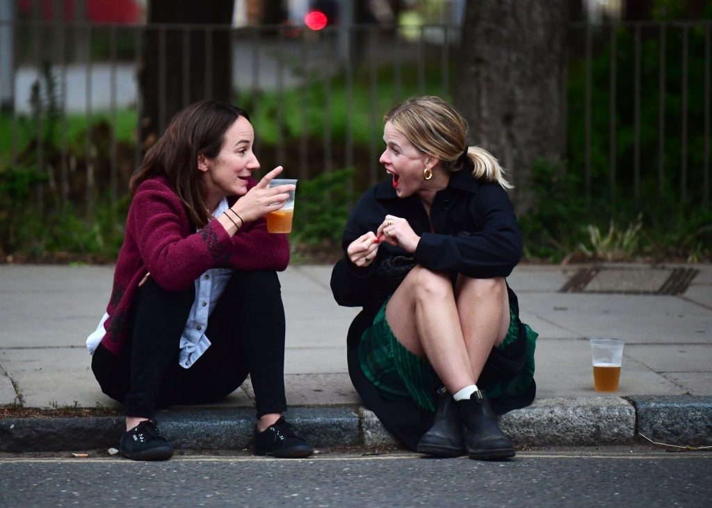 Alice Eve Is Pictured Enjoying Drinks on the Pavement with a Friend in London (106 Photos)